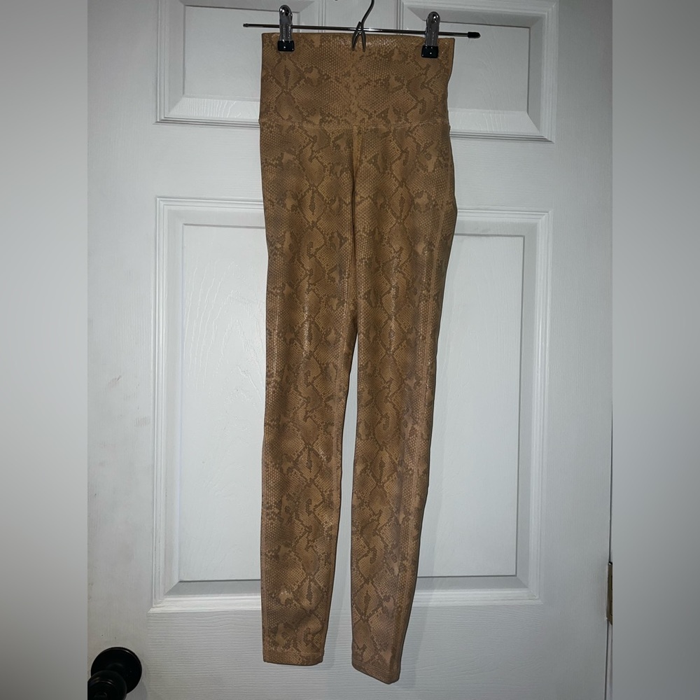 Electric yoga snake skin size xs  legging